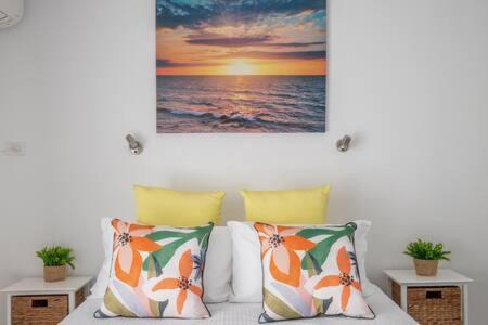 Batehaven Apartment | Seafront Getaway Studio, Great Location with Pool