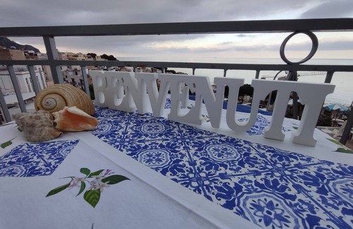 Porticello Apartment | Seafront house Le Finestre Sul Mare with balcony