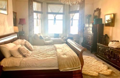 Eastbourne City Centre Villa | Seafront Luxury Super King Suites Villa parking