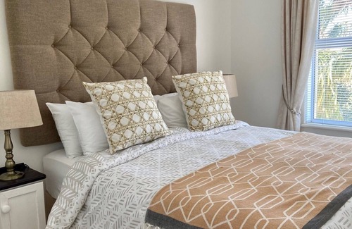 Hermanus City-Centre Apartment | Seafront @ Marine Terrace - views of Walker Bay. Whales, waves and sunrise