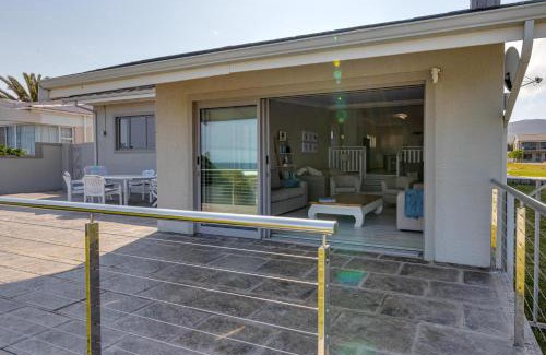 Sandbaai House | Seafront Retreat in Sandbaai