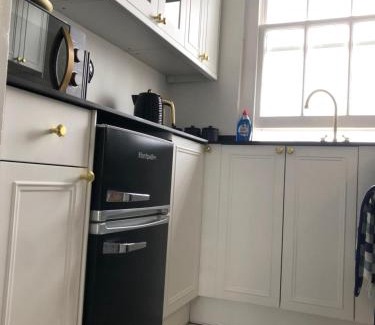 Seafront Apartment | SEAFRONT SANCTUARY Beautiful Art Deco Apartment with Stunning City & Sea Views