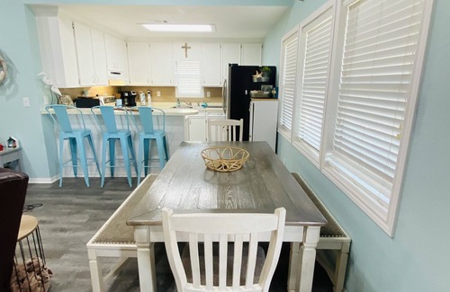 Crystal Beach House | Seaglass Cottage - A wonderful place to spend time with your family and friends!