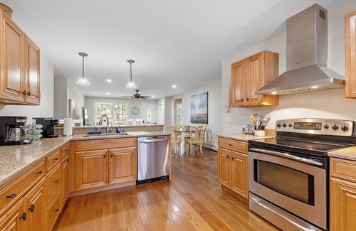 Kennebunk House | Seaglass Landing | Quick drive to beach