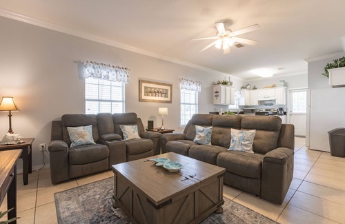 Orange Beach Cottage | Seahorse- Central Location In OB Close TO Wharf! NOW FIDO FRIENDLY!