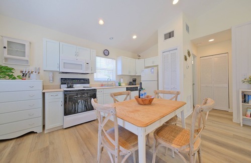 Anna Maria Cottage | Seahorse Cottage - sleeps 2 guests in 1 bedroom