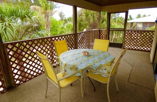 Placida House | Seahorse Hideaway: Cute and cozy, perfect location close to dock and beach!
