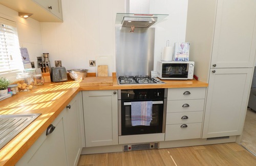 New Forest District Cottage | SEAHORSE LODGE, family friendly, with pool in Downton, Hampshire