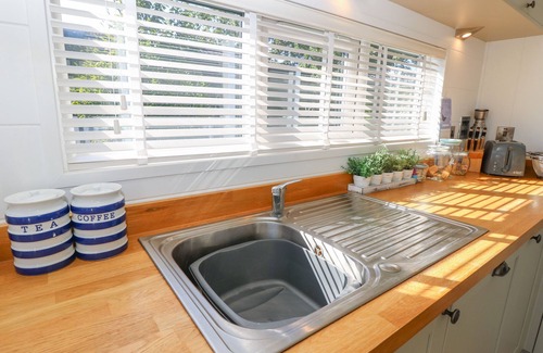 New Forest District Cottage | SEAHORSE LODGE, family friendly, with pool in Downton, Hampshire