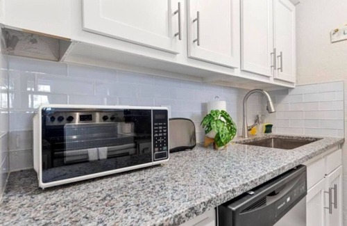 Jacksonville Beach Villa | Seahorse Retreat/Close to Mayo/One Block to Ocean