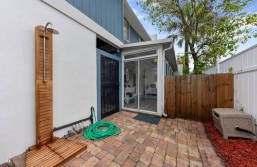 Jacksonville Beach Villa | Seahorse Retreat/Close to Mayo/One Block to Ocean