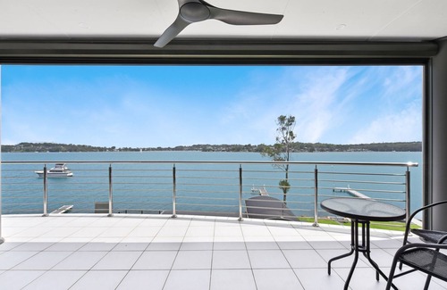 Lake Macquarie City Council House | Sealand Lake House - Stunning Absolute Waterfront at Fishing Point