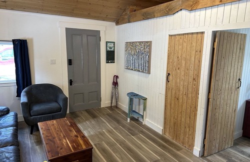 Summerville Centre Cottage | Seaman's Cottage #2 in Summerville Centre - Pet Friendly!