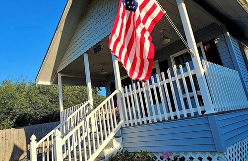 Camano Island House | Seas the Day Cottage on Camano Island. Walks on the beach & beautiful sunsets.