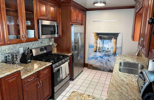 The Strand House | SEAS The DAY! FUN in the SUN W/OCEAN VIEWS Voted GUESTS FAVORITE TOP 5% -Airbnb