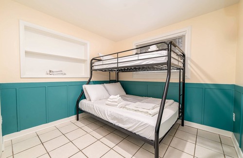 Chic's Beach Apartment | Seascape Lux Suite / Newly Renovated