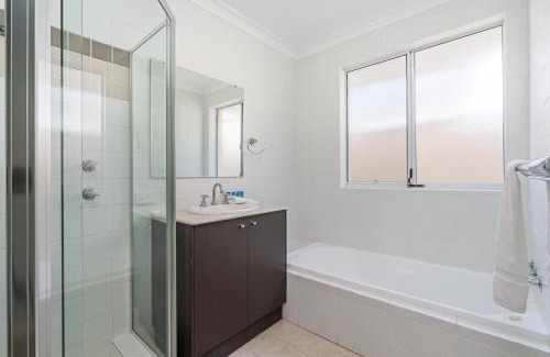 Broadwater House | Seashell Cottage Relaxing Cape View Getaway