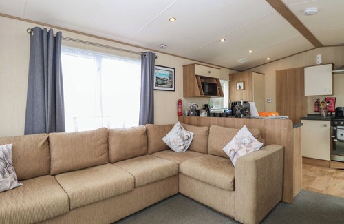 Hopton Cottage | SEASHELL LODGE, 50 FOXBURROW HANG, pet friendly in Belton, Norfolk