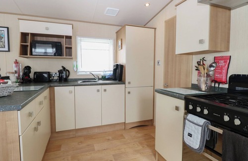 Hopton Cottage | SEASHELL LODGE, 50 FOXBURROW HANG, pet friendly in Belton, Norfolk