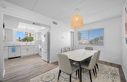 Redington Shores Condo | 🌴 Seashell Oasis #B-2 | Steps to the Beach | 3BR Coastal Condo w/Peek A Boo View 🌊