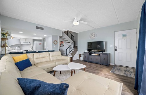 Redington Shores Condo | 🌴 Seashell Oasis #B-2 | Steps to the Beach | 3BR Coastal Condo w/Peek A Boo View 🌊