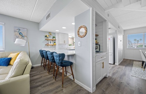 Redington Shores Condo | 🌴 Seashell Oasis #B-2 | Steps to the Beach | 3BR Coastal Condo w/Peek A Boo View 🌊