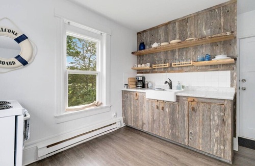 Lunenburg Apartment | Seashell Suite - Heart of Lunenburg