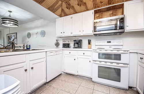 Sunnyside House | Seashore - Beautiful West End Townhome