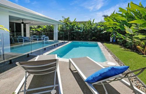 Palm Cove House | Seaside 300m to beach 32c pool for cooler months