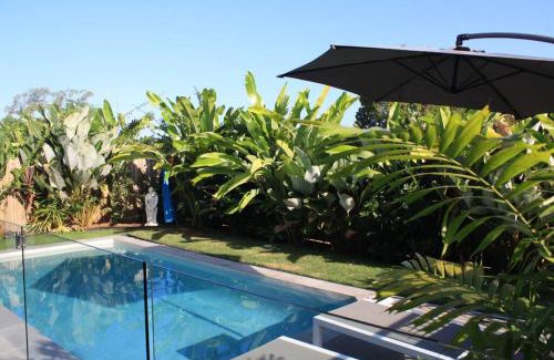 Palm Cove House | Seaside 300m to beach 32c pool for cooler months