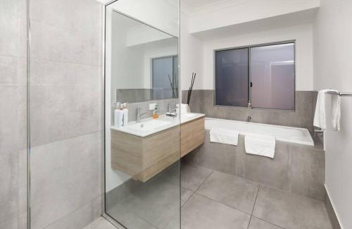 Palm Cove House | Seaside 300m to beach 32c pool for cooler months