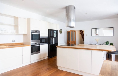 Westcliff-on-Sea House | Seaside 5 Bedroom house + Parking + Garden