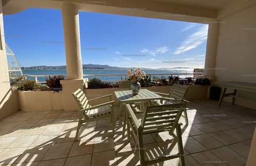 Sanary-sur-Mer Apartment | Seaside apartment within walking distance to the beach and port with sea view terrace for 5