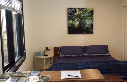 Miramar Apartment | Seaside apartment 5 mins from Weta cave & Wellington airport.