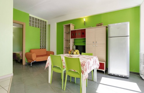 Reitani Apartment | Seaside Apartment with BBQ & Garden