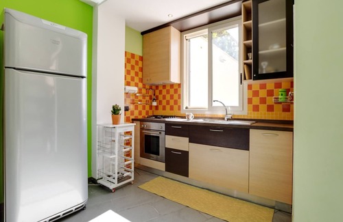 Reitani Apartment | Seaside Apartment with BBQ & Garden