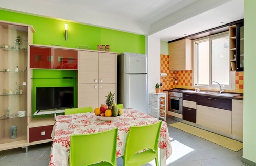 Reitani Apartment | Seaside Apartment with BBQ & Garden