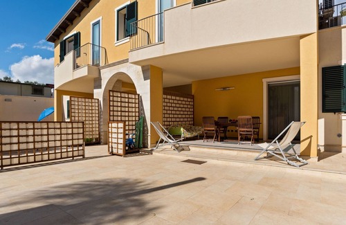 Reitani Apartment | Seaside Apartment with BBQ & Garden