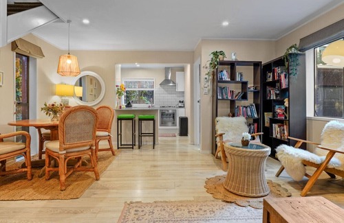 Torbay House | Seaside Bougainvillea Retreat close to Beaches