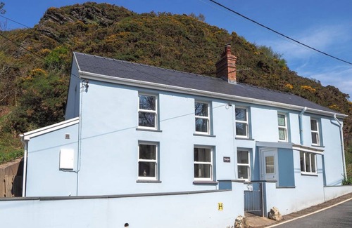 Llangranog House | Seaside Bliss in Llangrannog: Charming Cottage, 10 Mins from Beach, Sleeps 8, Dog-Friendly
