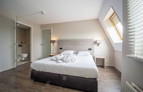 Westkapelle Hotel | Seaside Bliss with Outdoor Swimming Pool, Beach Loungers & Tennis Court Fun