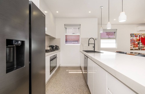 Dromana House | Seaside Breeze Luxe Retreat with Heated Pool
