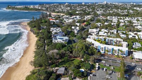 Dicky Beach Apartment | Seaside Charm & Comfort - 1min to Beach