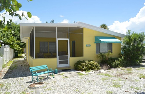 Englewood Cottage | Seaside Cottage- just steps from the beach on Manasota Key