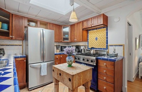 Montecito House | Seaside Cottage - Romantic Haven by the Beach