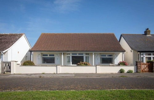 East Wittering House | Seaside detached 4bd home nr shops. Parking/Garden