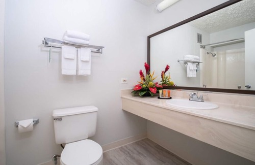 Kahului House | Seaside Dream! 2 Comfortable Units, Outdoor Pool, Steps to Ho’aloha Park Beach!