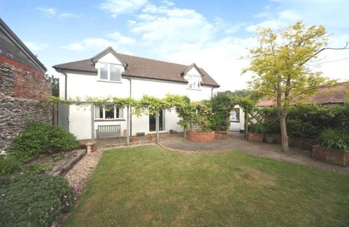 Minehead Apartment | Seaside Escape: Golf & Coast Path Retreat with private entrance & secure garden.