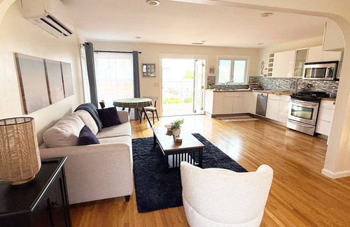 West Mesa House | Seaside Escape in amazing SB with Hot Tub - Pet Friendly!