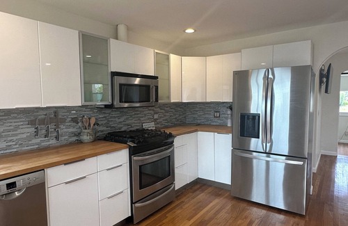 West Mesa House | Seaside Escape in amazing SB with Hot Tub - Pet Friendly!